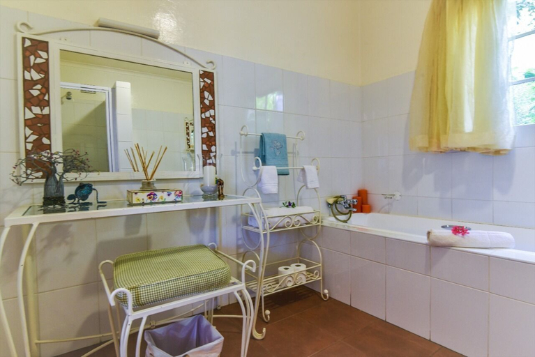 Bathroom, Bushwillow Spacious Cottage for 2 People With Private Garden Access!, West Rand