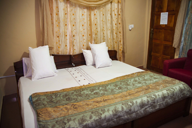 Bedroom 2, Skyways Hotel, Ga West