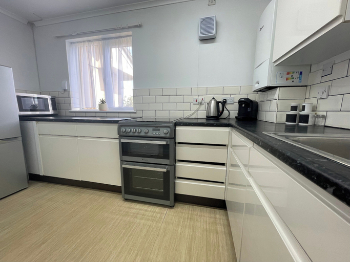 Private kitchen 2, One Bedroom Apartment Sleeps 2 With Free Parking, London