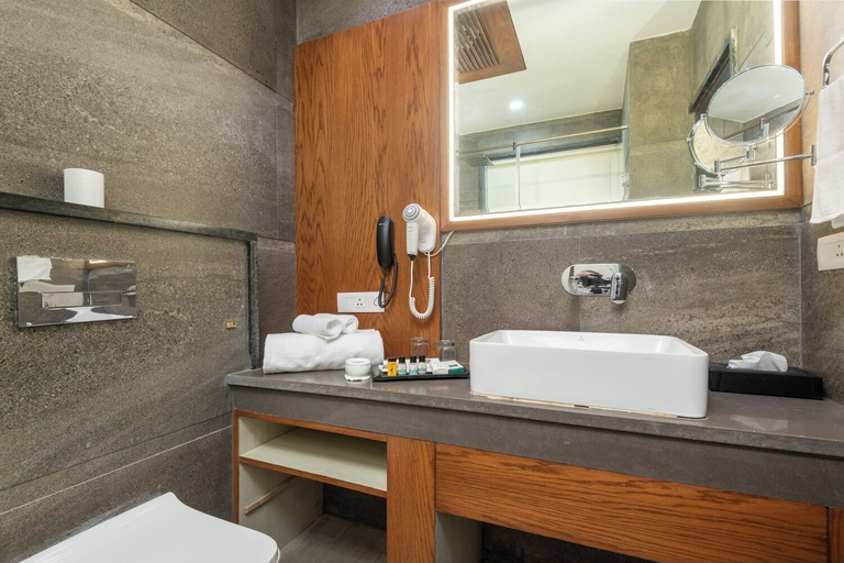 Bathroom 4, クオリティ イン バイ ローレンス, Kangra