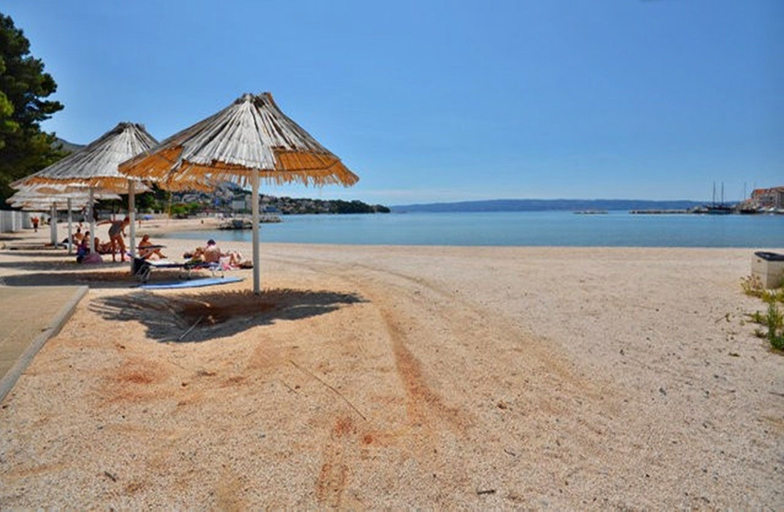 Exterior & Views, Pansion Epetium, Split