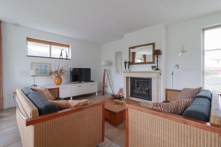 Living room 2, Ijsselmeer Villa With Sauna & Whirlpool, Wûnseradiel