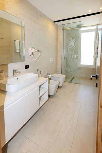 Bathroom 4, Hotel & Restaurant Grand White City, Beratit