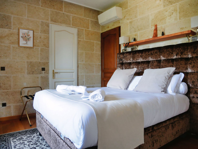 Bedroom 2, Chateau Camiac, Gironde