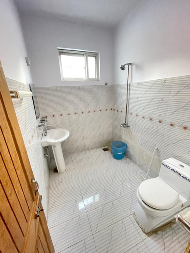 Bathroom, Lee Rivage Inn, Hazara