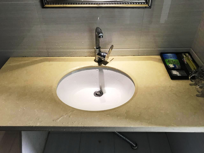 Bathroom 5, Kaizhou Holiday Hotel, Zhoushan