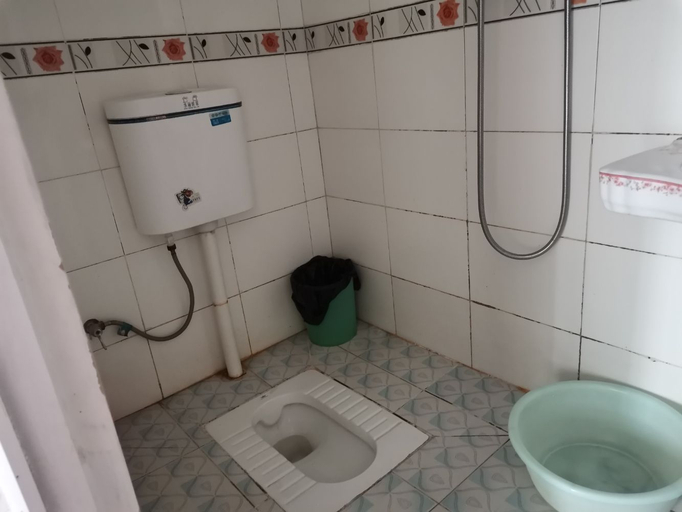 Bathroom 3, Lingyuan Hostel, Kunming