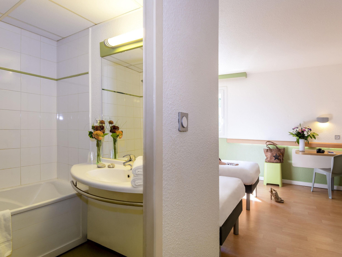 Bathroom 4, ibis budget Cannes Mougins, Alpes-Maritimes