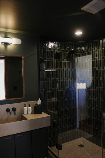 Bathroom 3, The Stranger Lodge - Pet Friendly, Deschutes