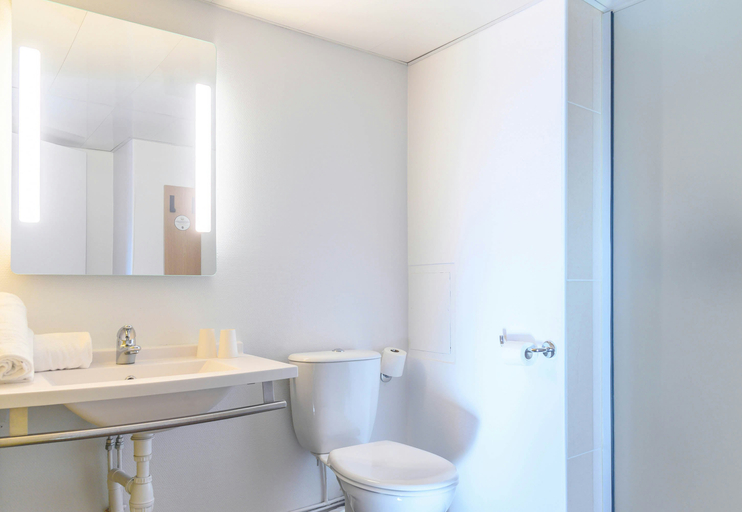 Bathroom 4, B&B HOTEL Nimes Centre Arenes, Gard