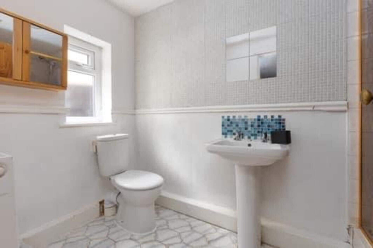 Bathroom 2, Blackpool 5-bed, Sleeps 10, Pet Friendly & Parking, Blackpool