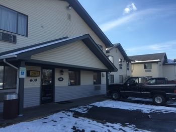 Hotel Entrance, Coldwater Inn & Suites near I 69, Branch