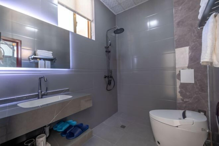 Bathroom 3, Dali Qihai Station, Dali Bai
