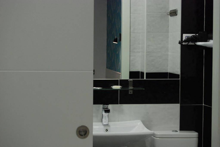 Bathroom 2, Hostal Atelier, Madrid