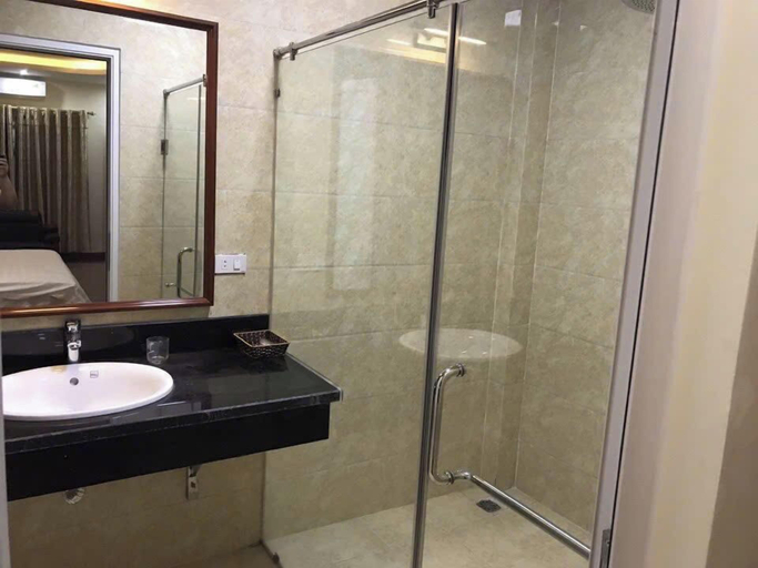 Bathroom, Hoà Bình Hotel LC - by BayLuxury, Lào Cai