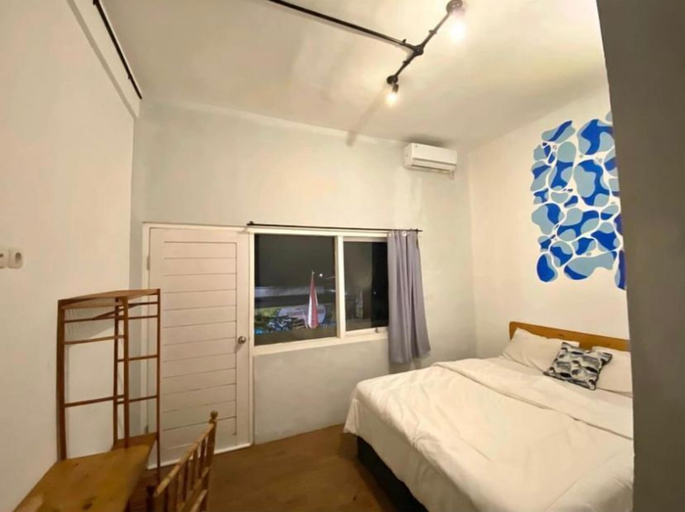 Others 1, Black and Putih stay, Badung