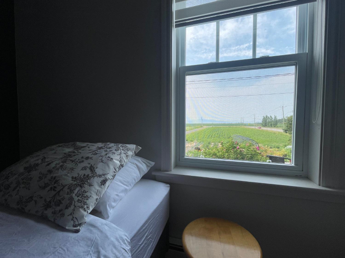 Bedroom, La Maison Rouge - Bed & Breakfast - La Pocatiere, Kamouraska