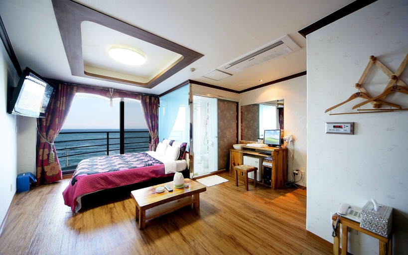 Bedroom 2, Gangneung Gyeongpodae Daedeokosutel, Gangneung