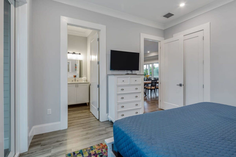 Room 4, Seagate House by Brightwild Waterfront w Dock, Monroe