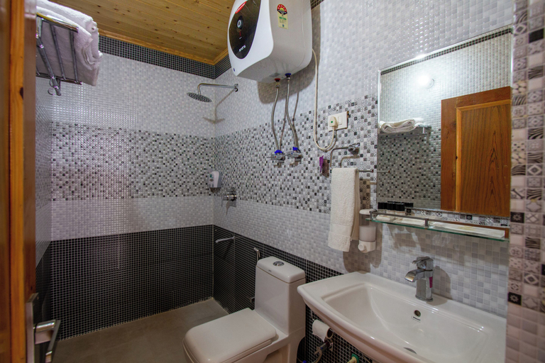 Bathroom, Hotel Cherry Manali, Kullu