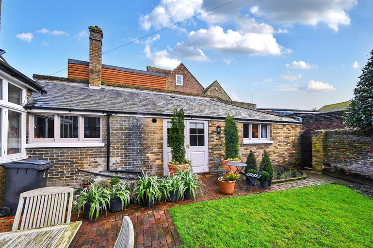 Exterior 2, Holiday Retreat in Historic Sandwich Town, Kent