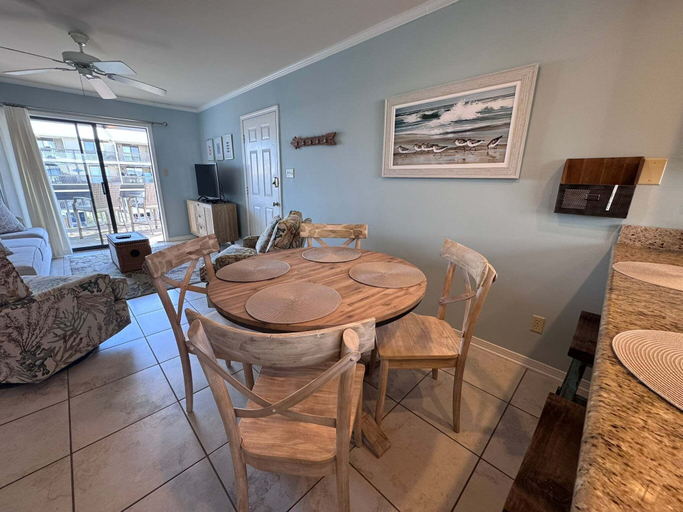 Dining 4, Coastal Comfort w/ Pool + Easy Beach Access 2br/2ba, Escambia