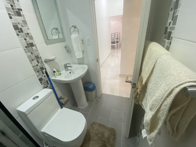Bathroom 2, 7DR Apt in Prime Location Near Monumental Area, Santiago de los Caballeros