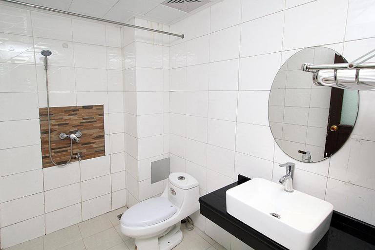 Bathroom 2, Jiade Hotel (Yangshuo Qiangujingqu Bureau Of Education Shop), Guilin