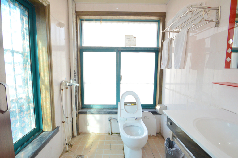 Bathroom 2, Baiyun Hotel, Chuzhou