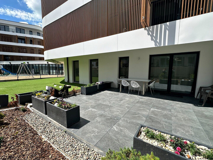 Exterior & Views
