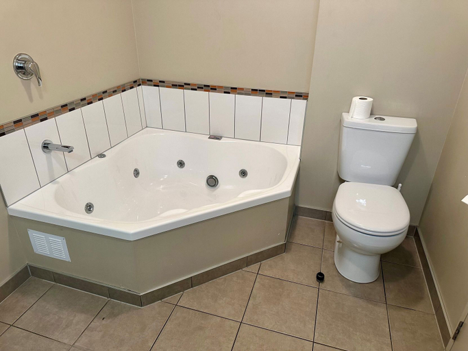 Bathroom 4, Pokeno Motel, Franklin