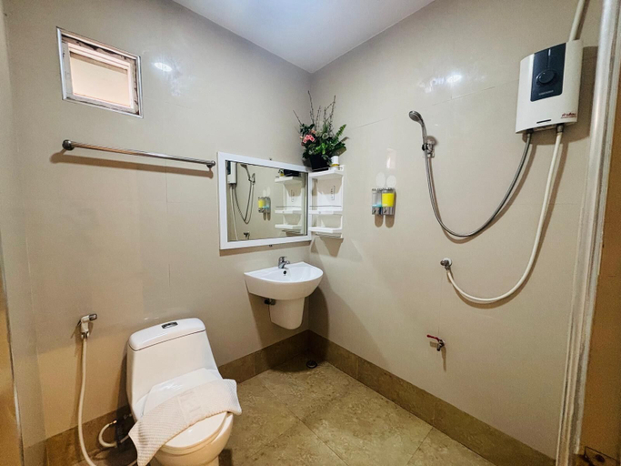 Bathroom 4, Ree Riverside hotel, Thon Buri