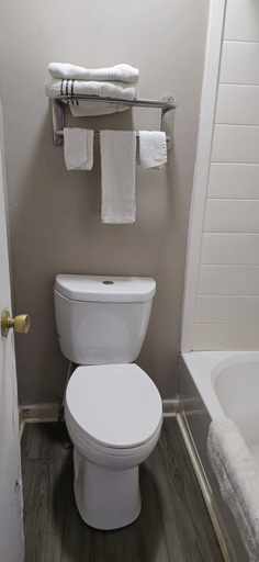 Bathroom 1, Sunrise Inn, Henry