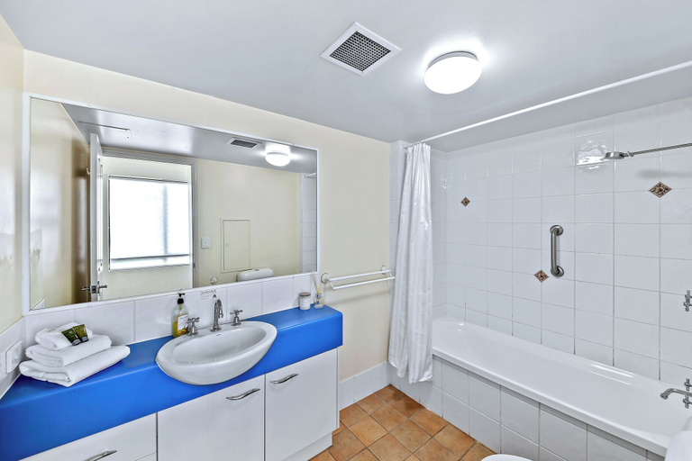 Bathroom 5, Belaire Place Motel Apartments, Caloundra - Caloundra S.