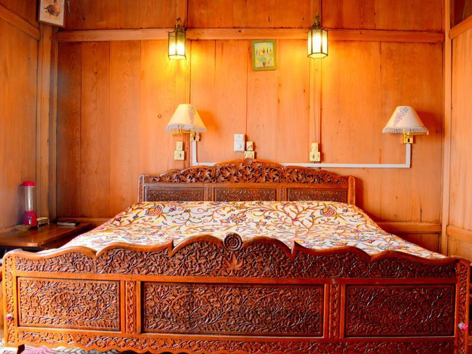 Bedroom 4, Golden Flower Heritage Houseboat, Srinagar