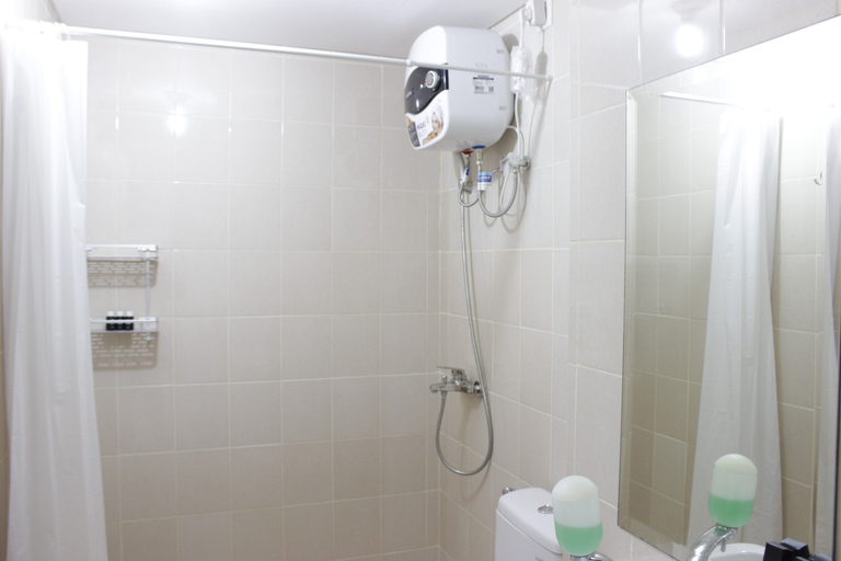 Bathroom 3, スペーシャス 3ベッドRム アパートメント パラヒャンガン レジデンス ニア ウンパル, Bandung