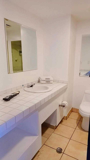 Bathroom 4, HOTEL PARAISO, Tijuana