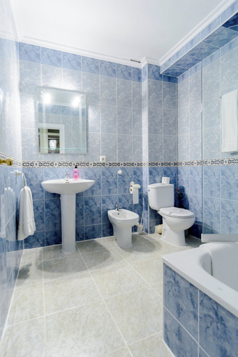 Bathroom 4, Hacienda Guadalquivir, Córdoba