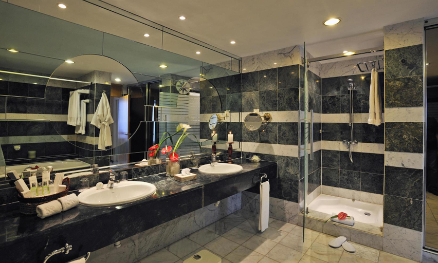 Bathroom, Melia Habana, Plaza de la Revolución