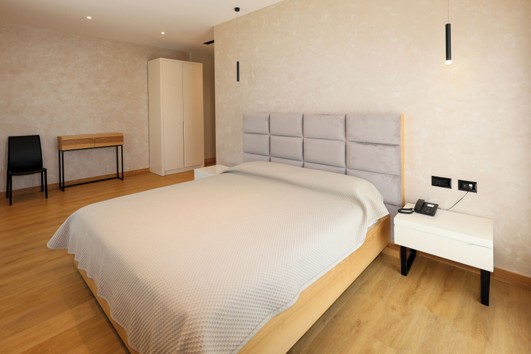 Bedroom 3, Hotel & Restaurant Grand White City, Beratit