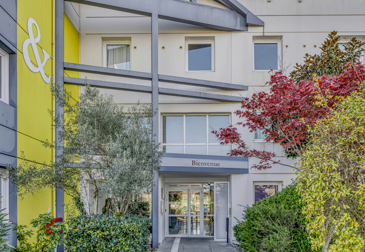 Exterior & Views