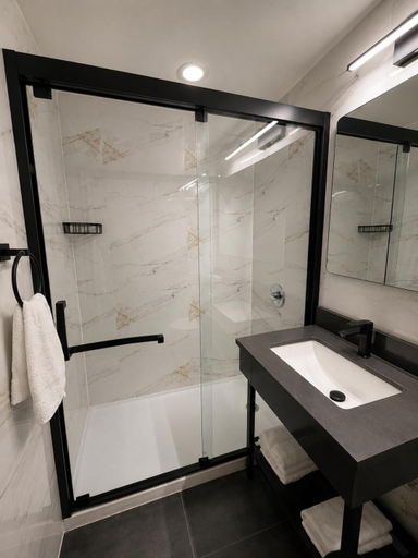 Bathroom 4, Hotel TREMONT Bronx Yankee Stadium, New York