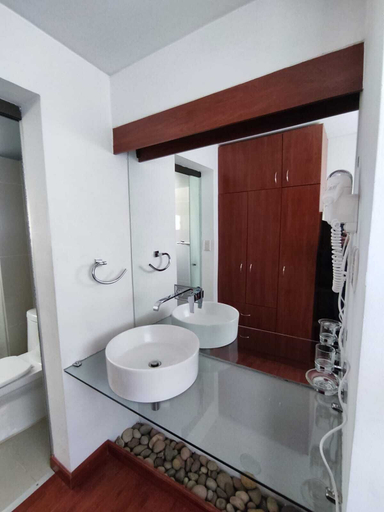 Bathroom 4, Onkel Inn Torres Copacabana, Manco Kapac