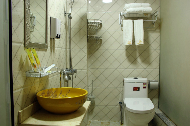 Bathroom 3, Qionghai Holiday Hotel, Liangshan Yi
