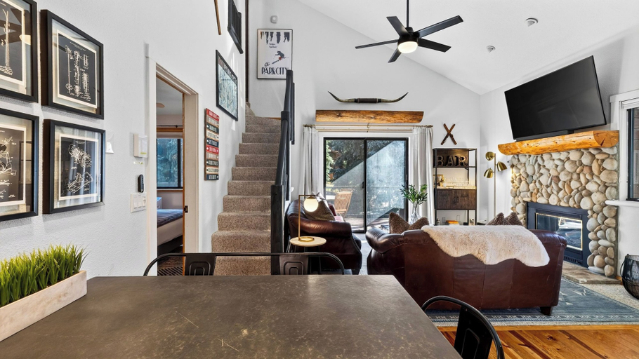 Interior 4, Cabriolet Chalet by Avantstay King Suite + Bunk Loft + BBQ Deck Walk to Lift + Pool Access, Summit