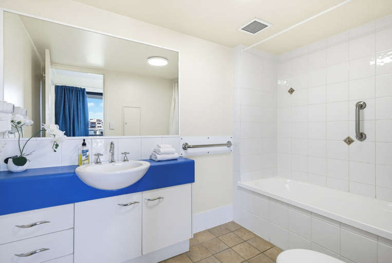 Bathroom 5, Belaire Place Motel Apartments, Caloundra - Caloundra S.
