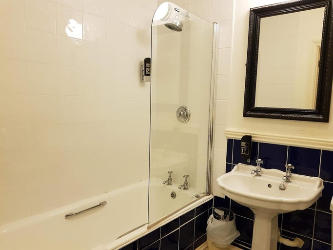Bathroom, Episode Hotels, Warwickshire