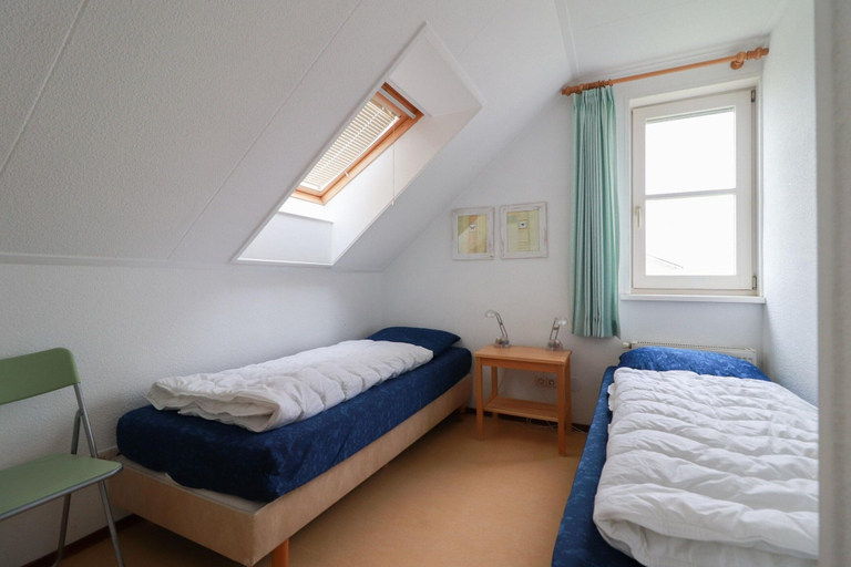 Room 5, Ijsselmeer Villa With Sauna & Whirlpool, Wûnseradiel
