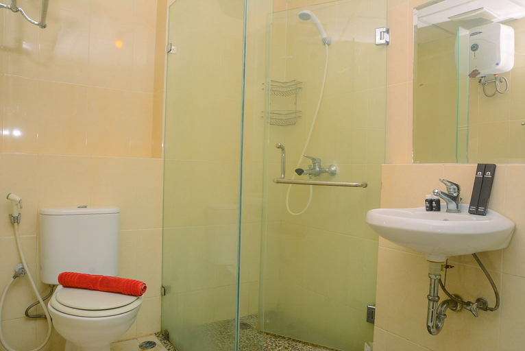 Bathroom 2, Homey and Relaxing 2BR The Wave Apartment, Jakarta Selatan