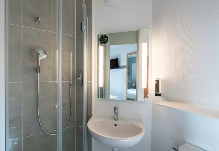 Bathroom 5, B&B HOTEL Lille Lezennes Grand Stade, Nord
